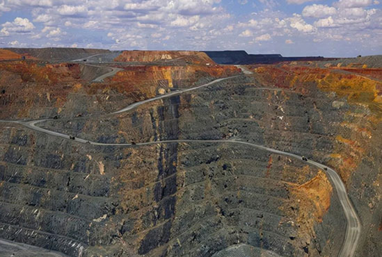 生产中金矿采矿权转让，共发现58个工业矿体