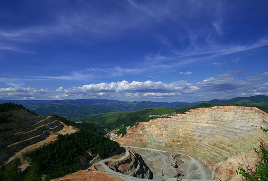 转让新疆超大型多金属矿山：镁矿、硅矿、镍矿，储量丰富，交通便利